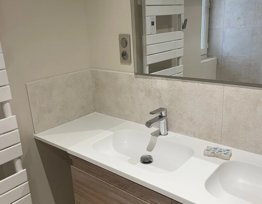 Meuble de salle de bain rénové au Mans par Fuitéo