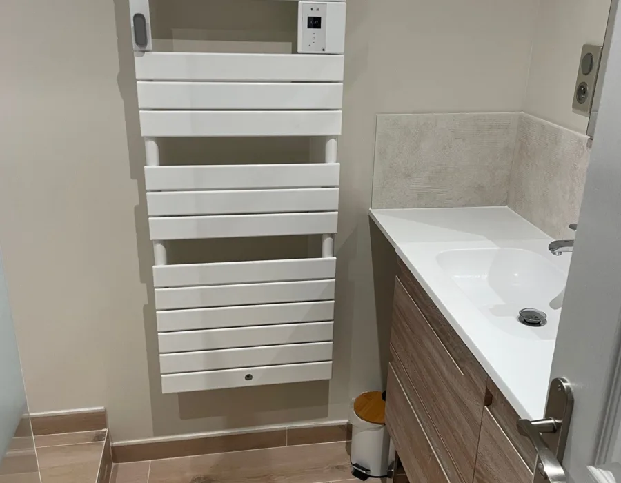 Sèche-serviette installé par Fuitéo en salle de bain au Mans